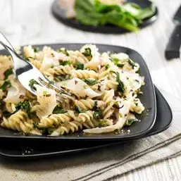 Spirales d'épautre aux épinards, truite fumée et paillettes d'algues